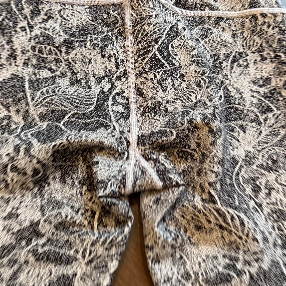 Athleta Elation Graffiti Fleur 7/8 Tight, BLACK/WHITE Size Small C5-036